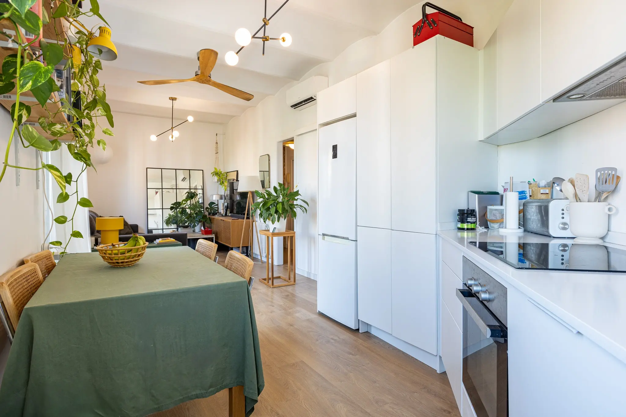 Vídeo inmobiliario profesional para enseñar salón comedor moderno