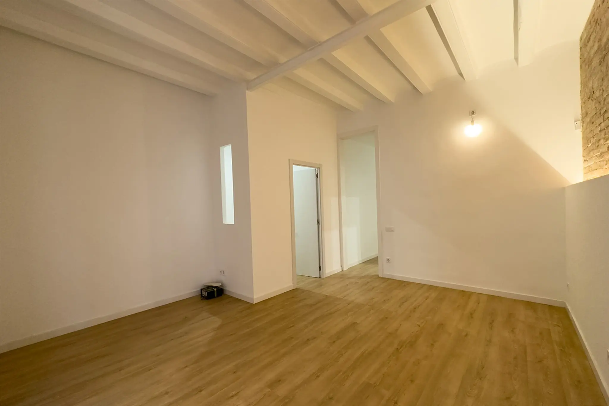 Salón comedor · Vigas blancas antes del home staging