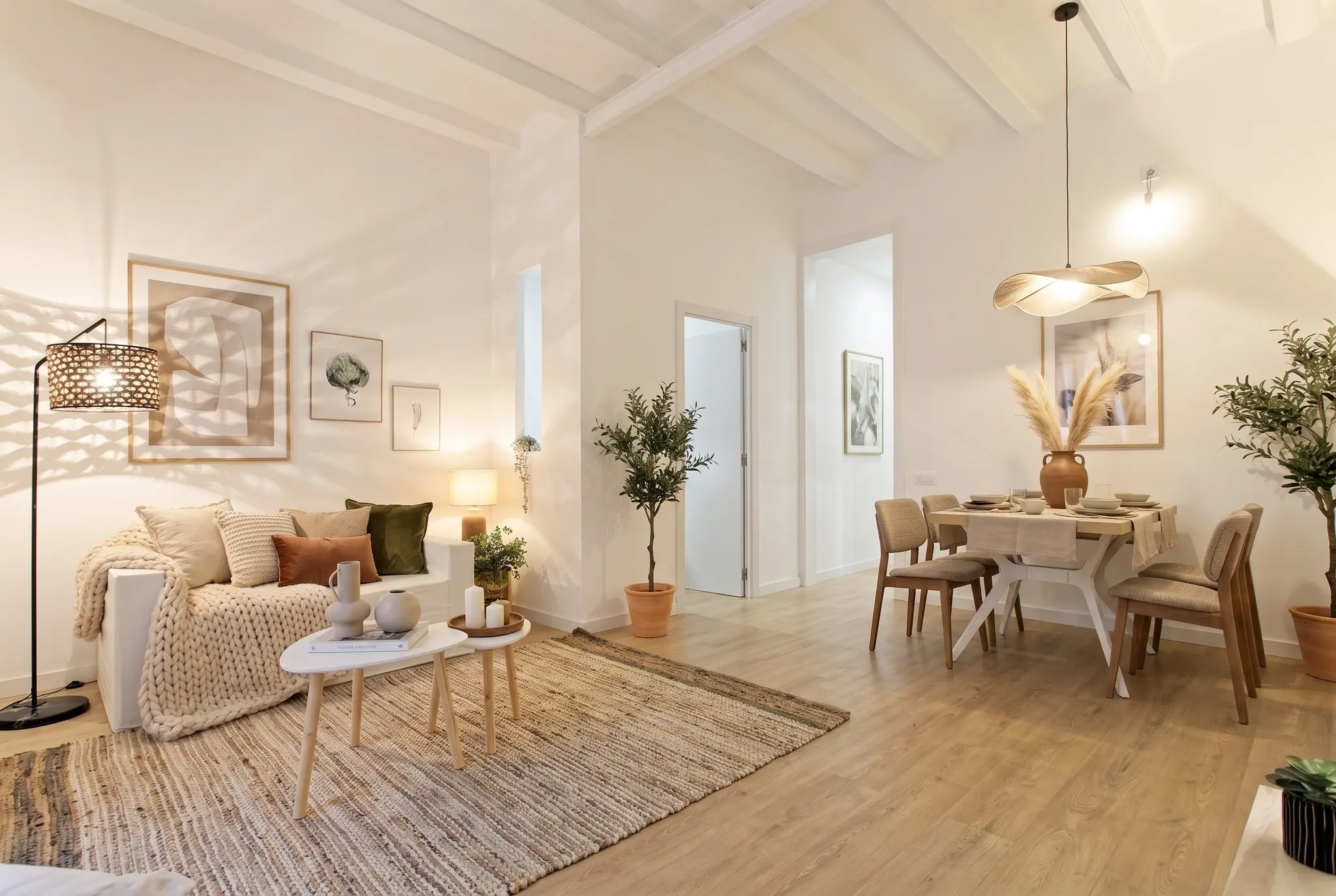 Salón comedor decorado después del home staging