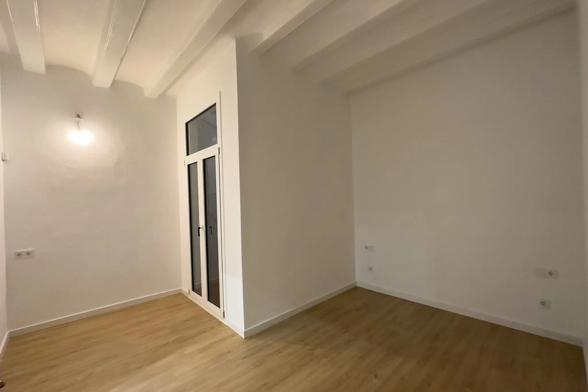 Dormitorio · Vigas blancas antes del home staging