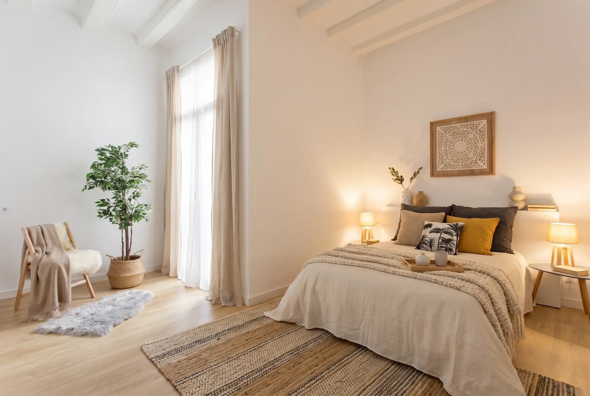 Dormitorio · Vigas blancas después del home staging