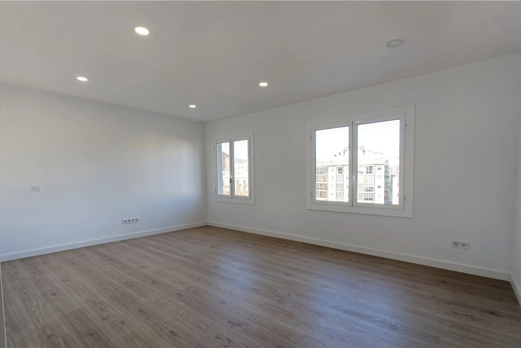 Salón comedor · Ventanales antes del home staging