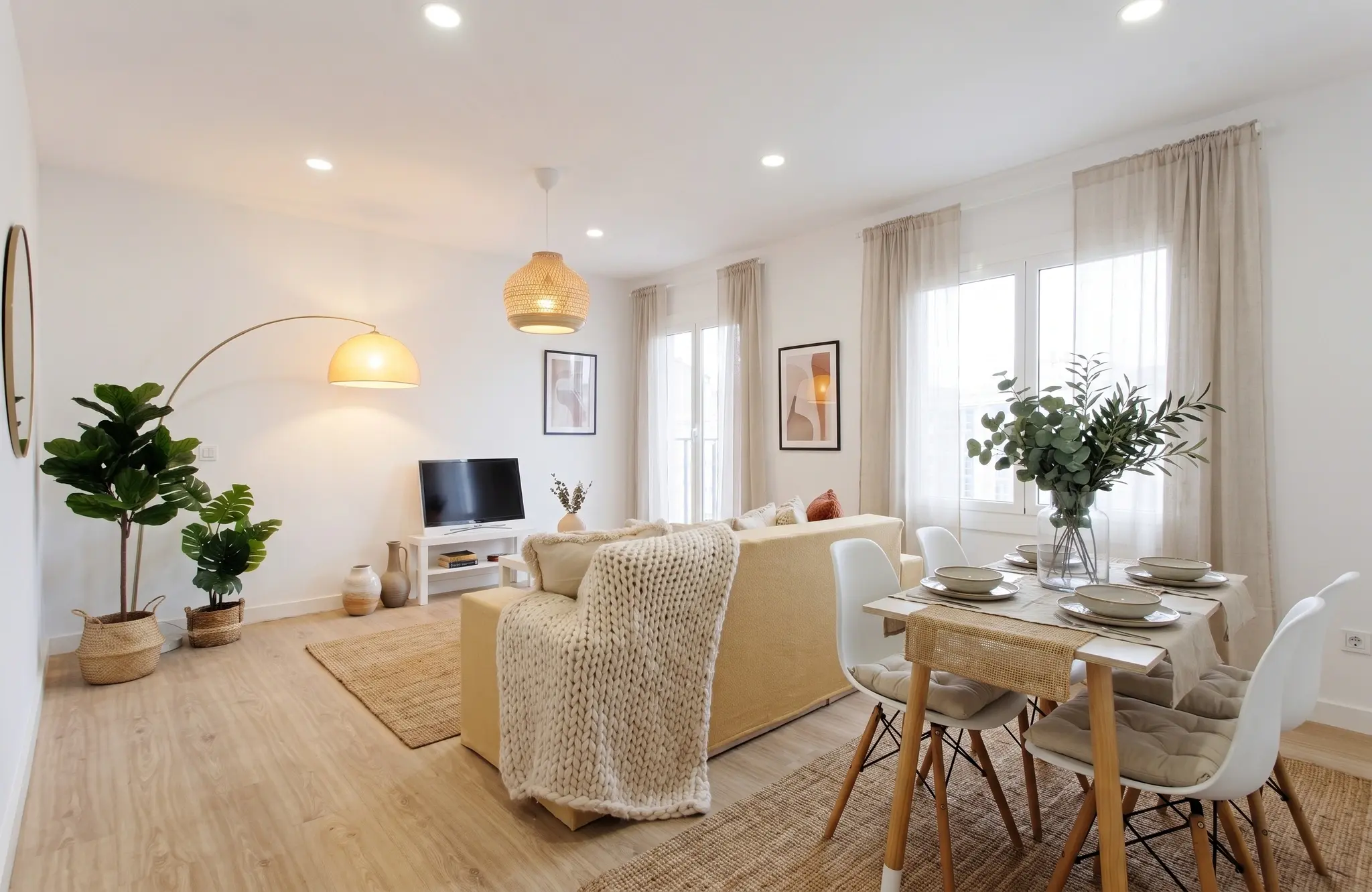 Salón comedor luminoso después del home staging