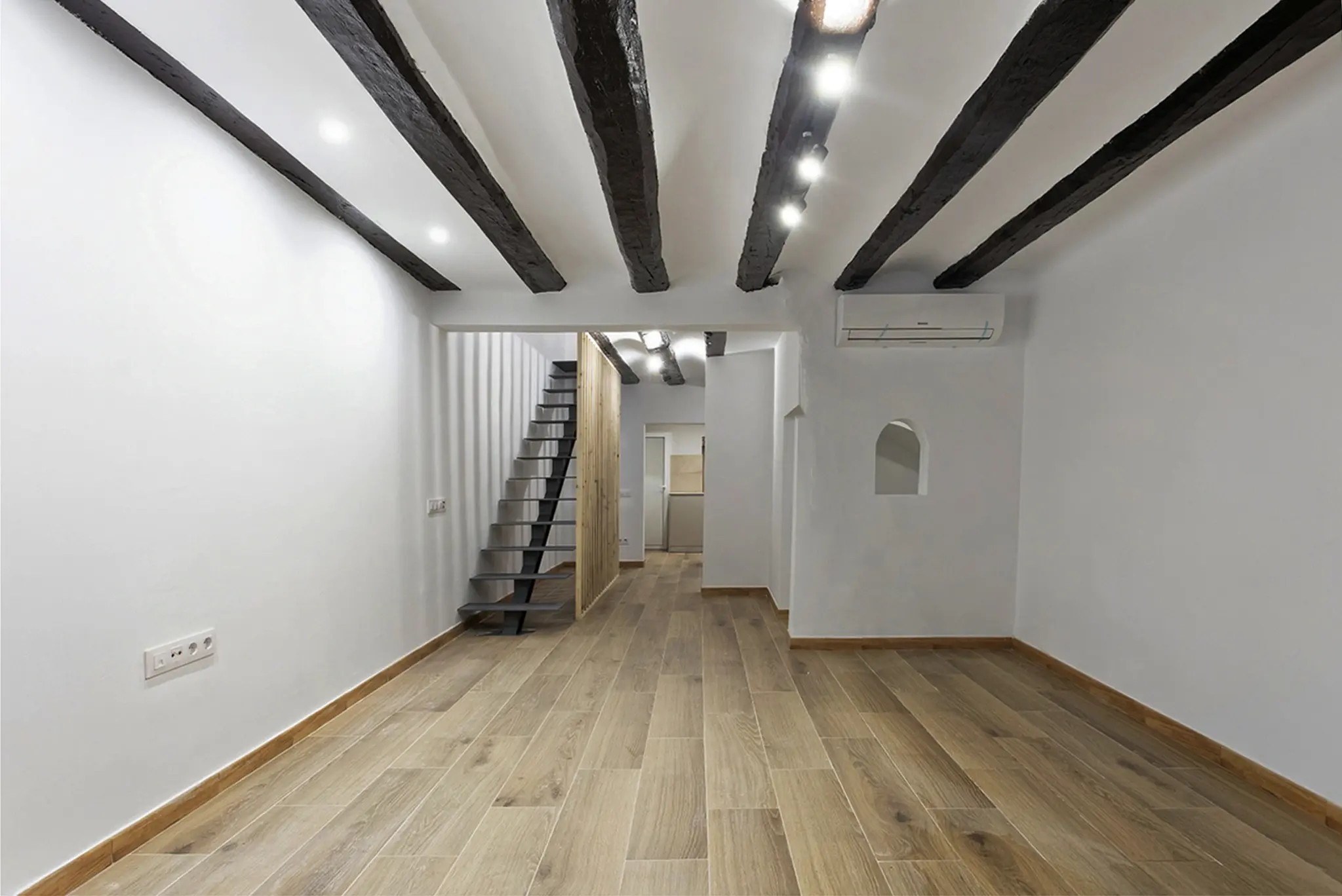 Salón · Vigas vistas antes del home staging
