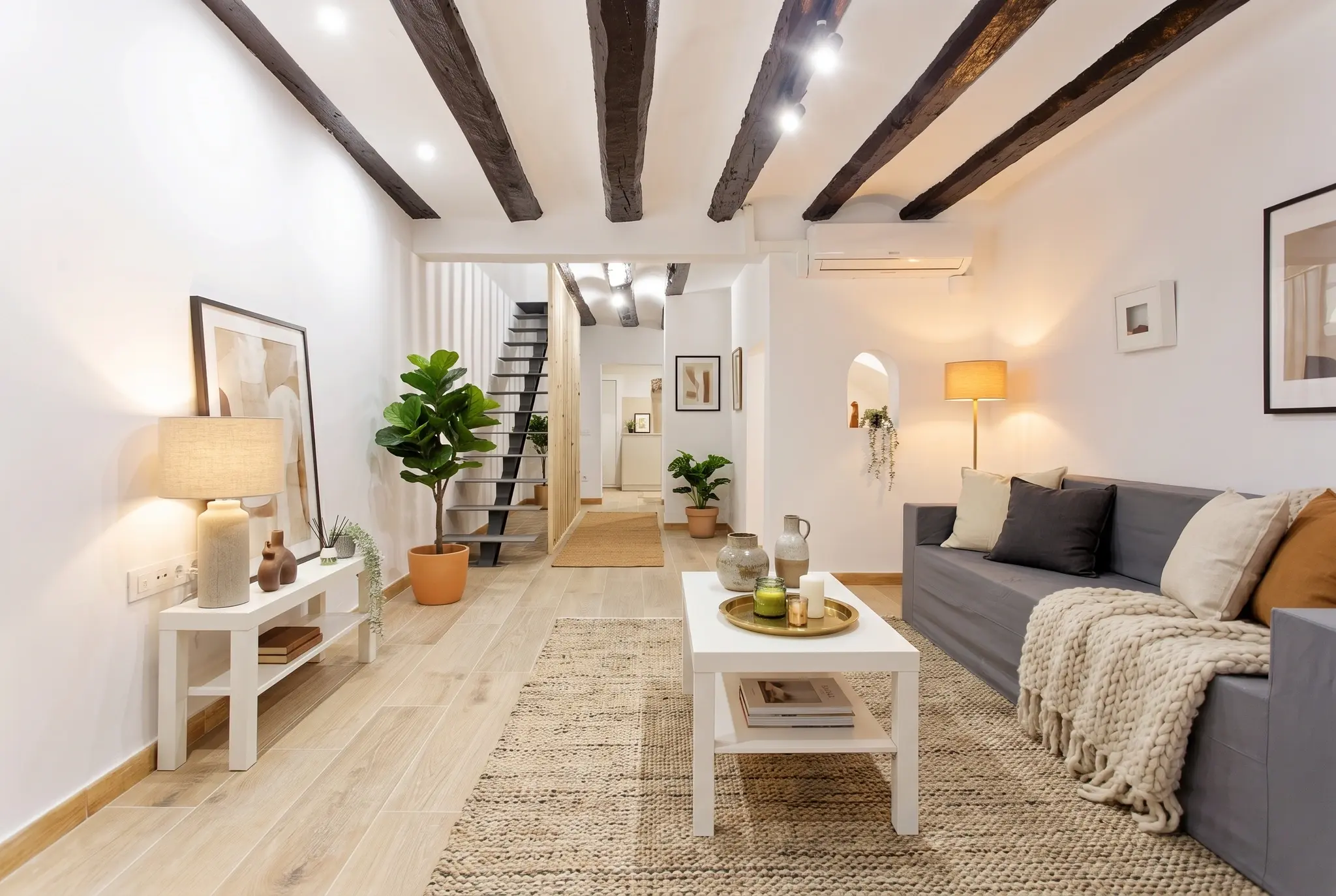 Salón · Vigas vistas después del home staging