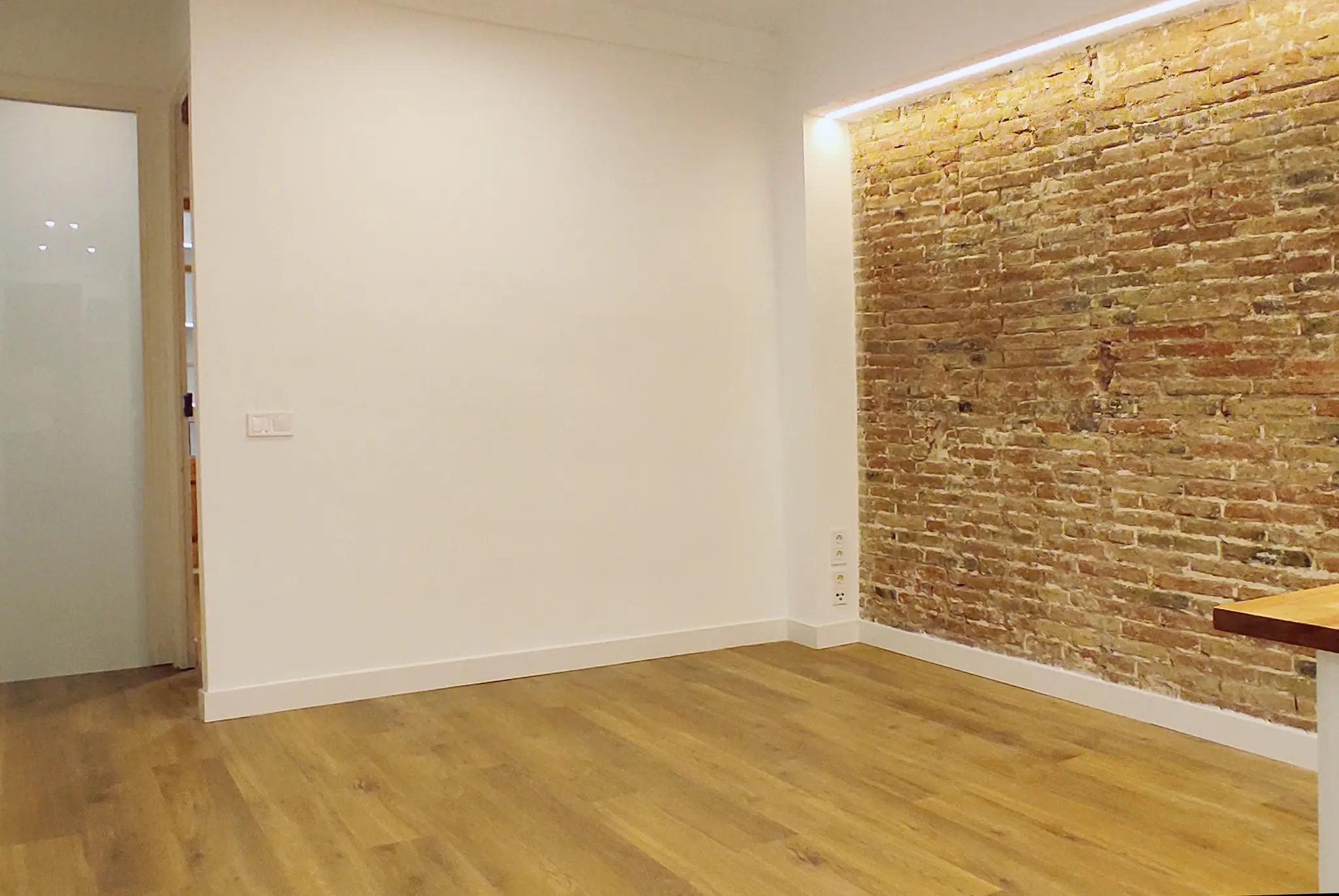 Salón · Ladrillo visto antes del home staging