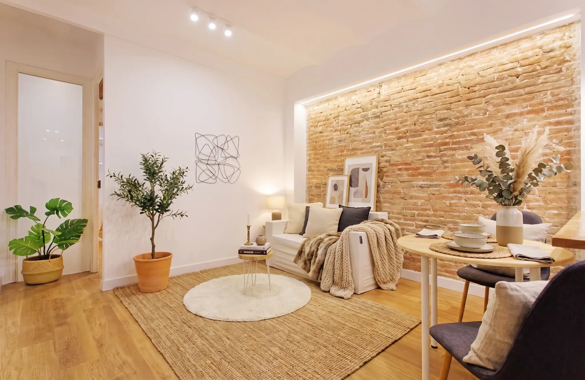Salón decorado con pared de ladrillo después del home staging