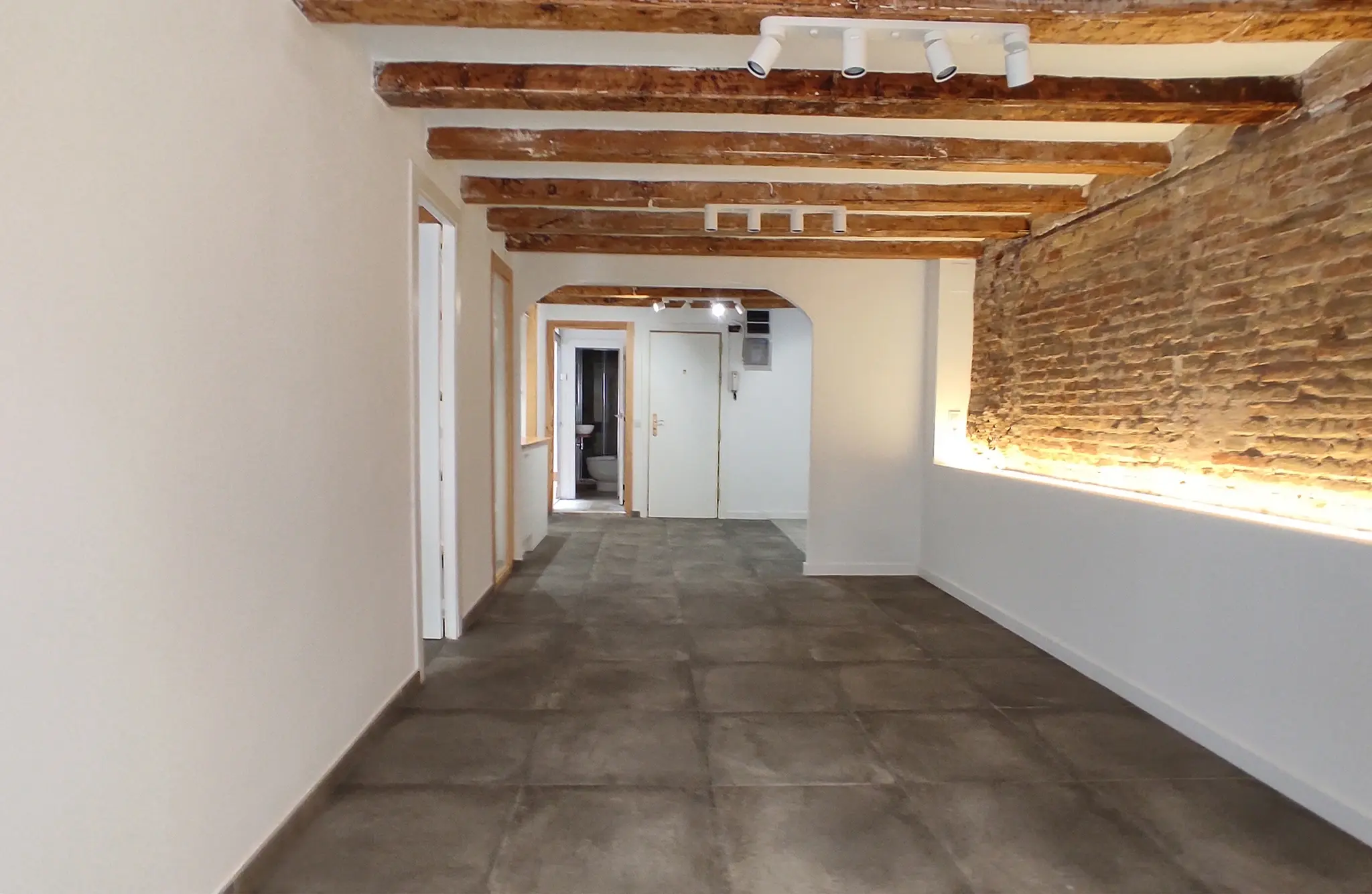 Salón alargado · Vigas de madera antes del home staging