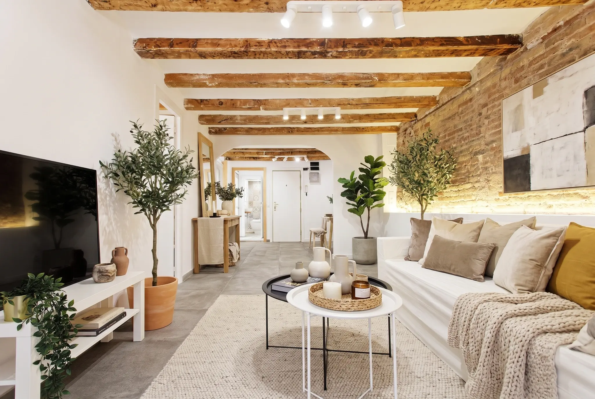 Salón alargado · Vigas de madera después del home staging