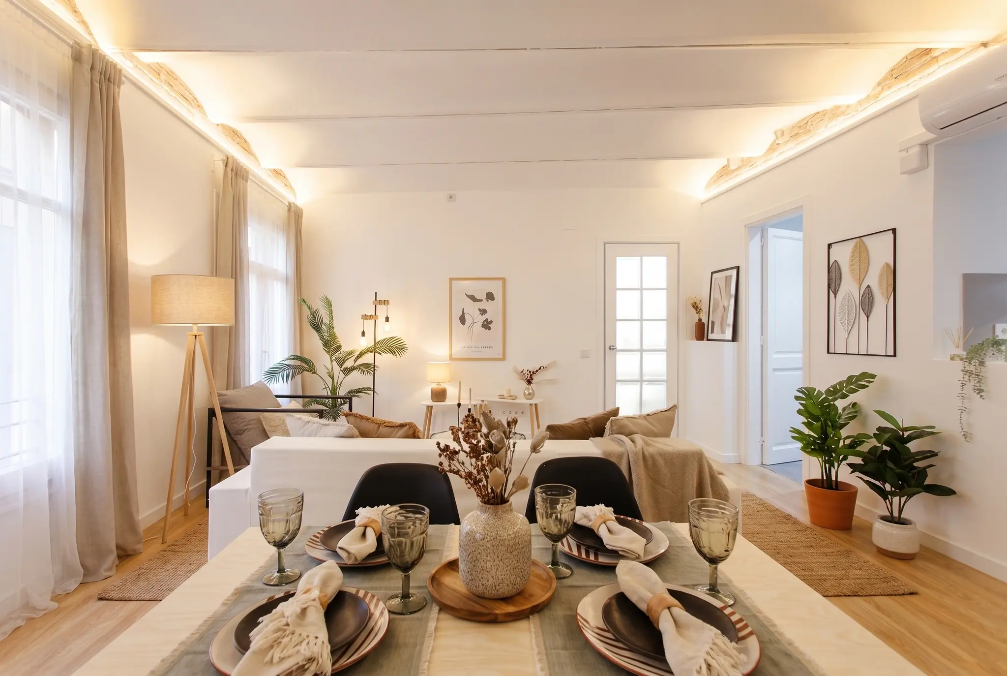 Home staging en salón comedor decorado luminoso