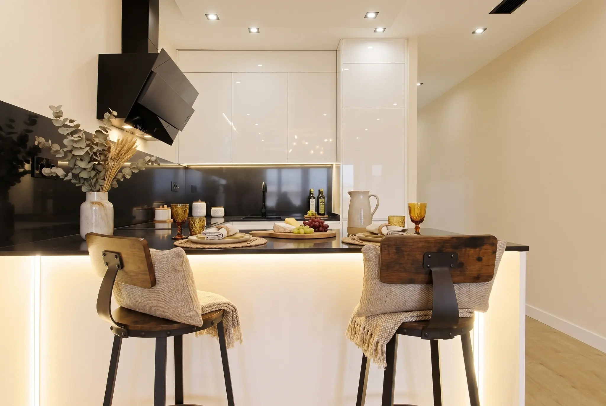 Cocina moderna con isla decorada mediante home staging