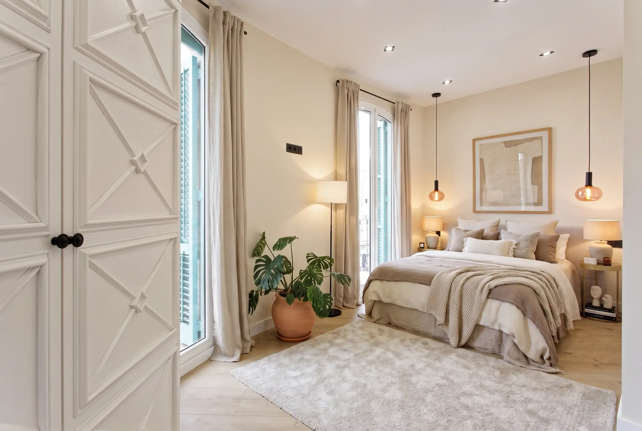 Home staging profesional en dormitorio principal decorado con balcón