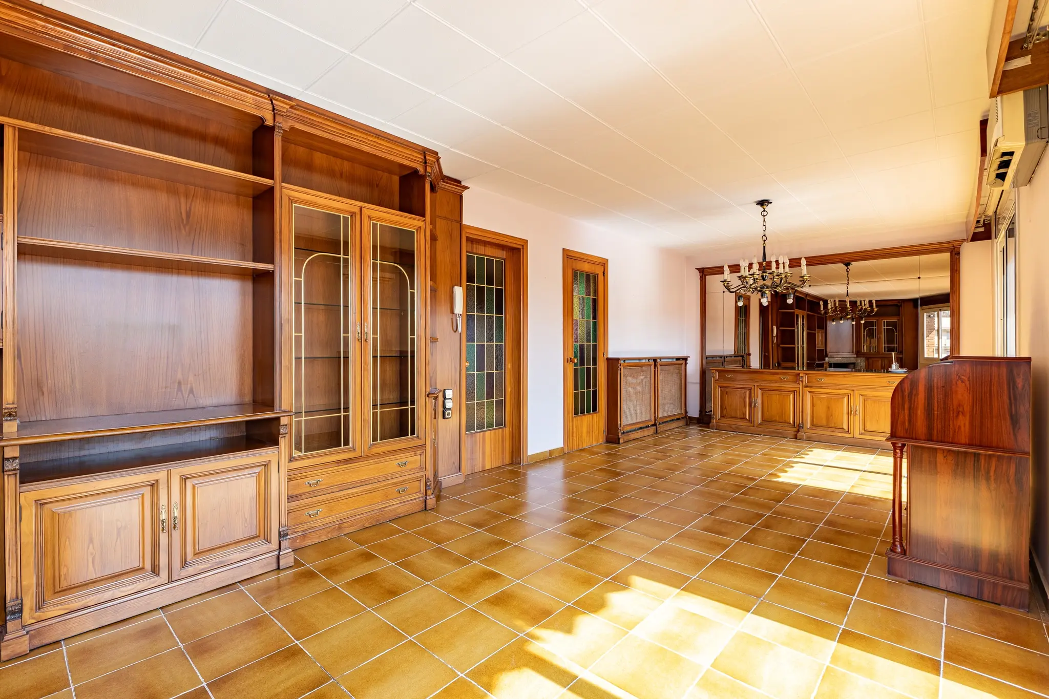 Tour virtual para documentar el estado de un inmueble con salón clásico y muebles de madera