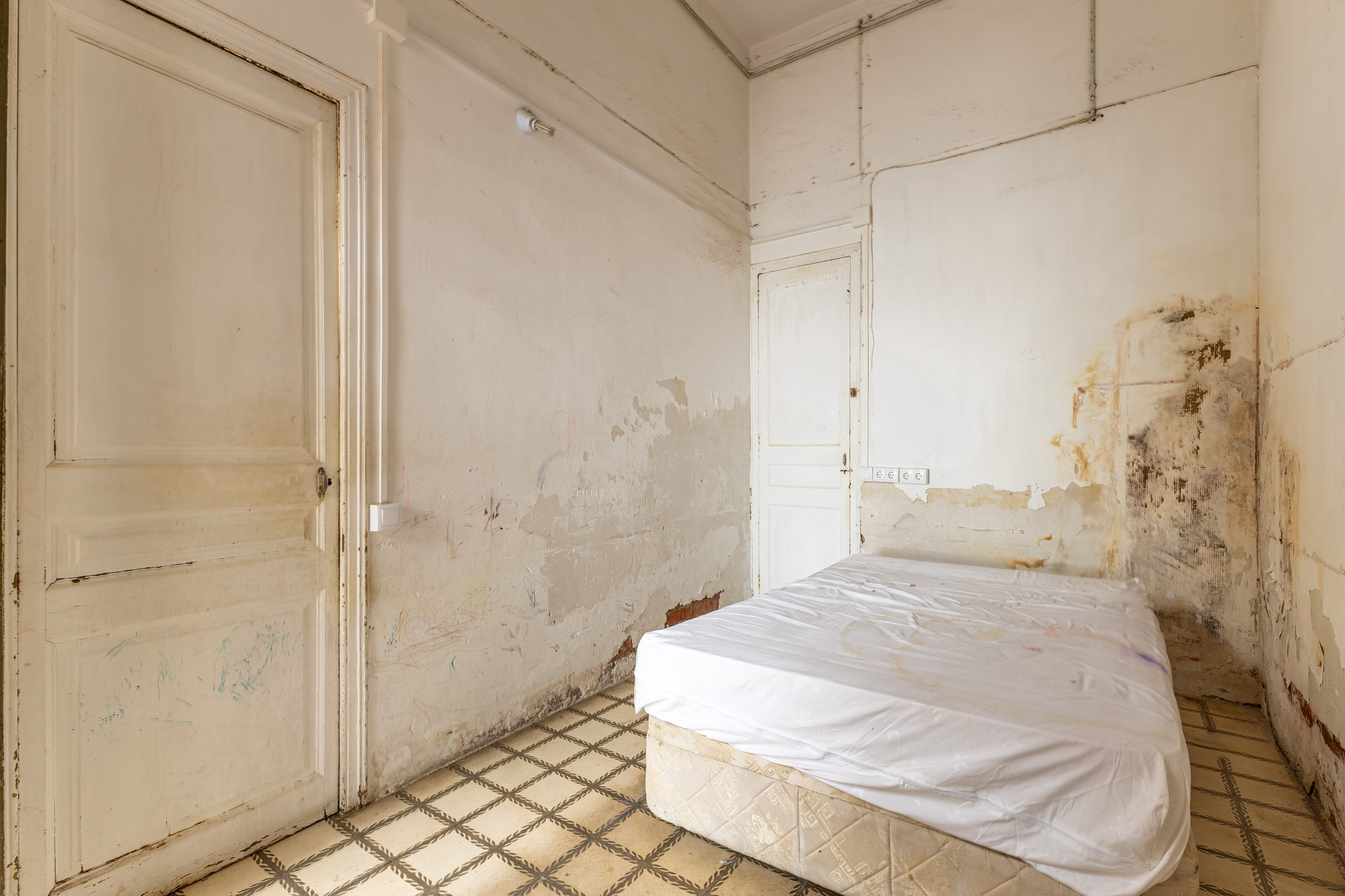 Antes de Dormitorio deteriorado · Reforma visual