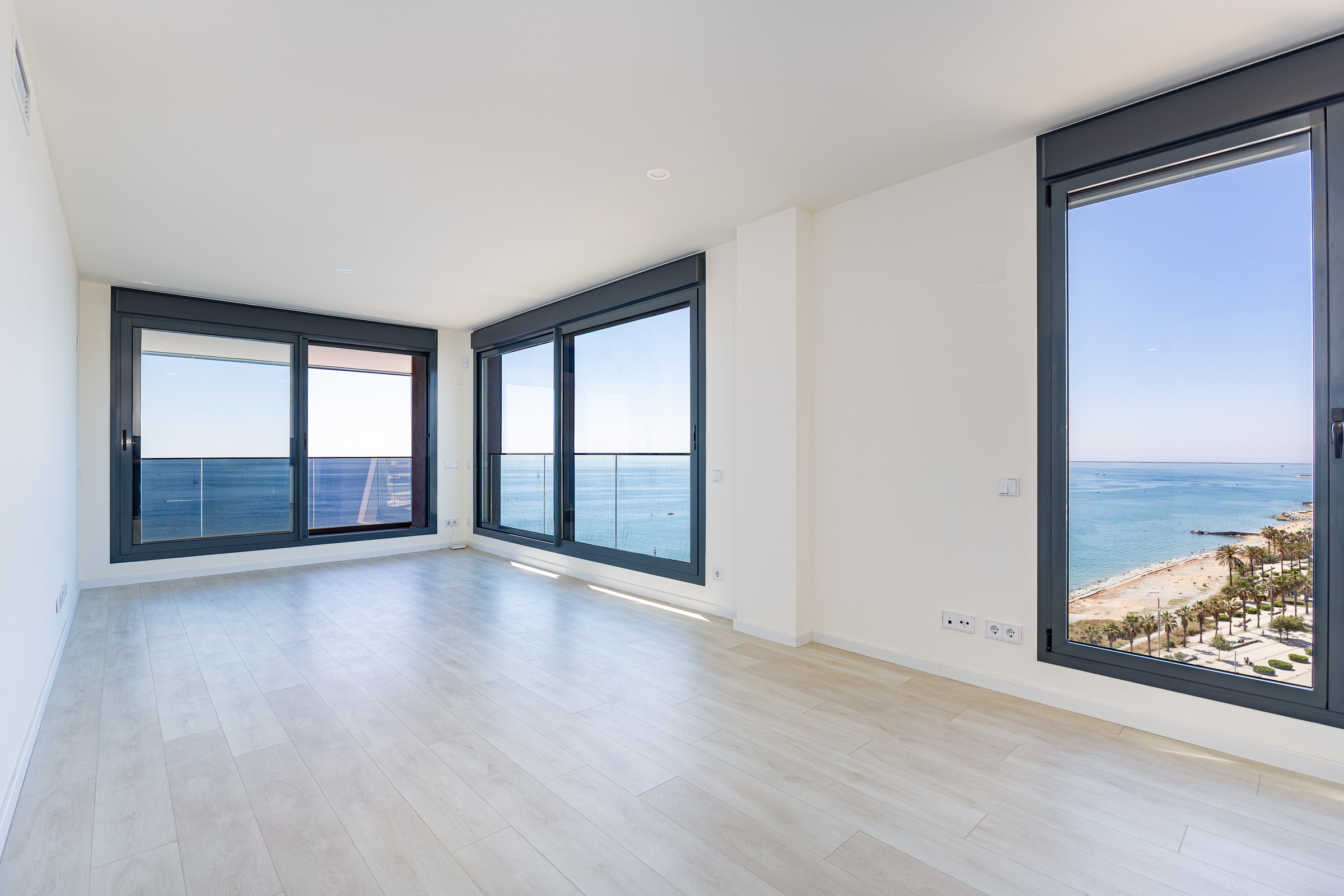 Antes de Salón con vistas al mar · Home staging virtual