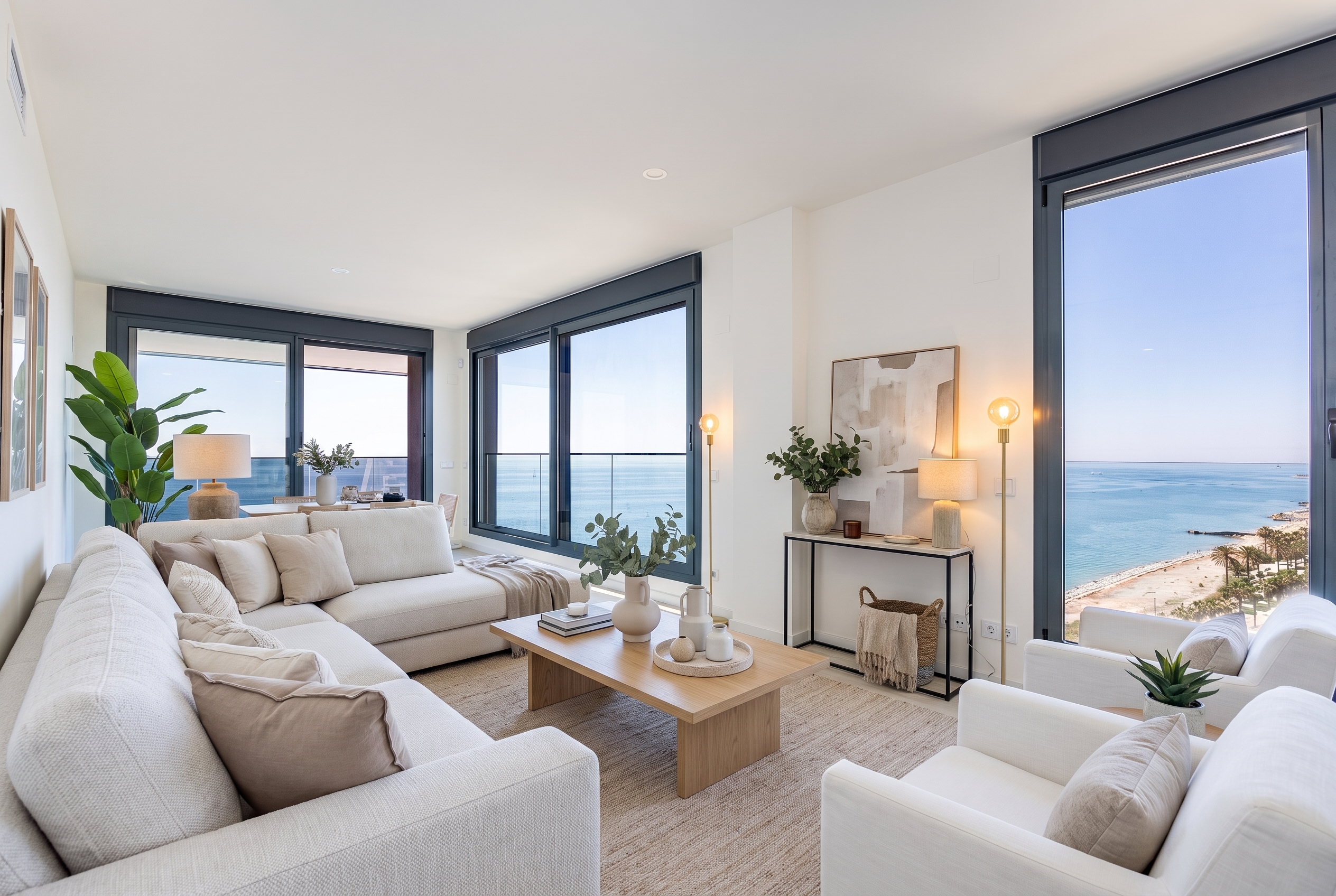 Salón amueblado con vistas al mar después de home staging virtual
