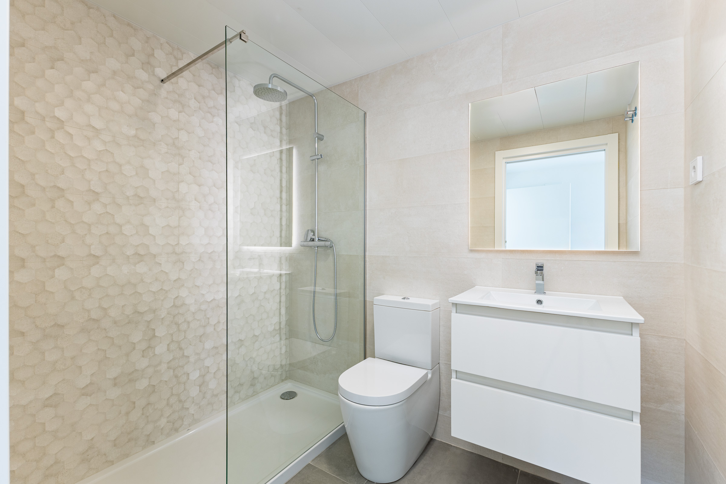 Antes de Baño moderno · Decoración visual