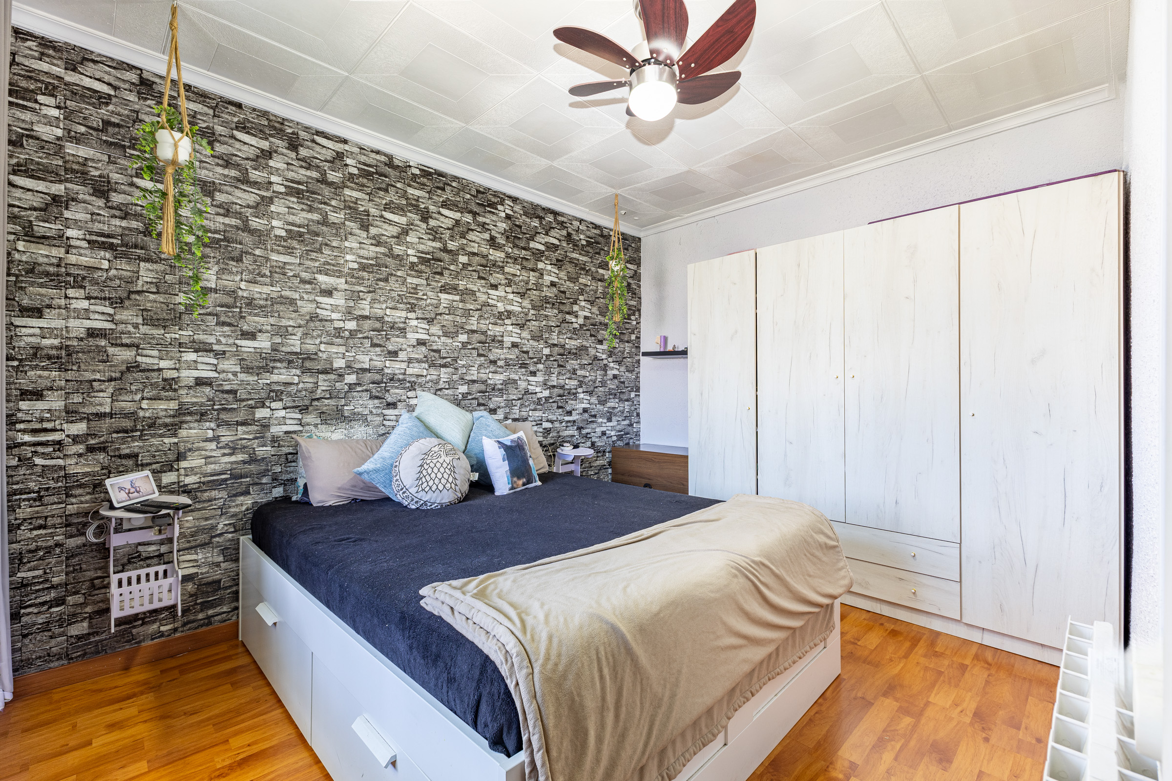 Antes de Dormitorio piedra · Reforma visual