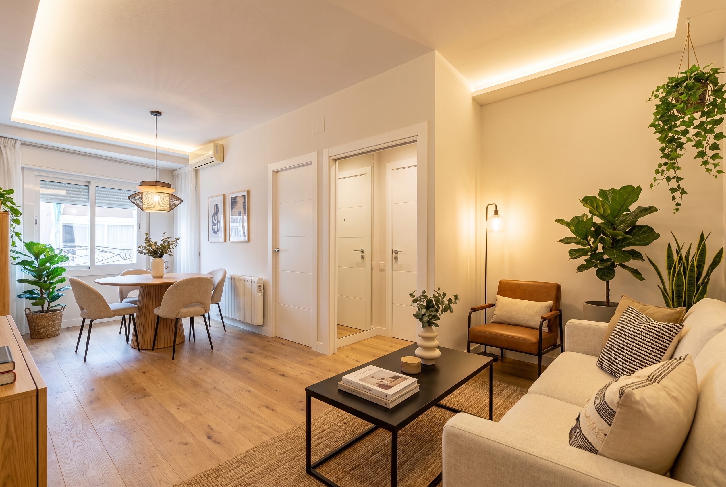 Salón comedor moderno con luz cálida después de reforma visual inmobiliaria