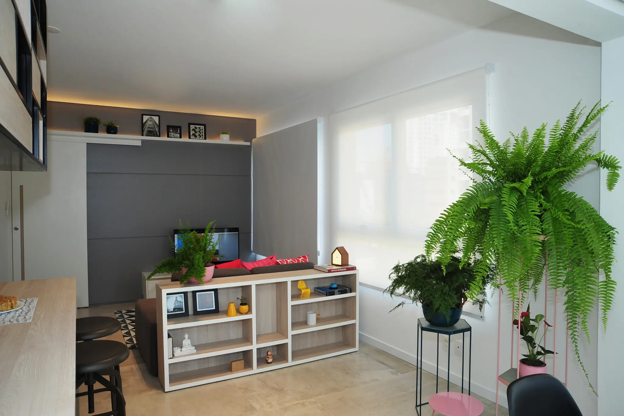 Salón luminoso reformado con diseño de interiores